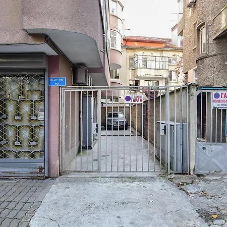 Budget 1br Flat Downtown Warna